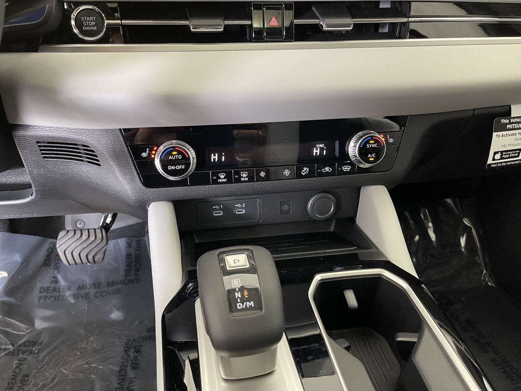 2025 Mitsubishi Outlander SE photo 11
