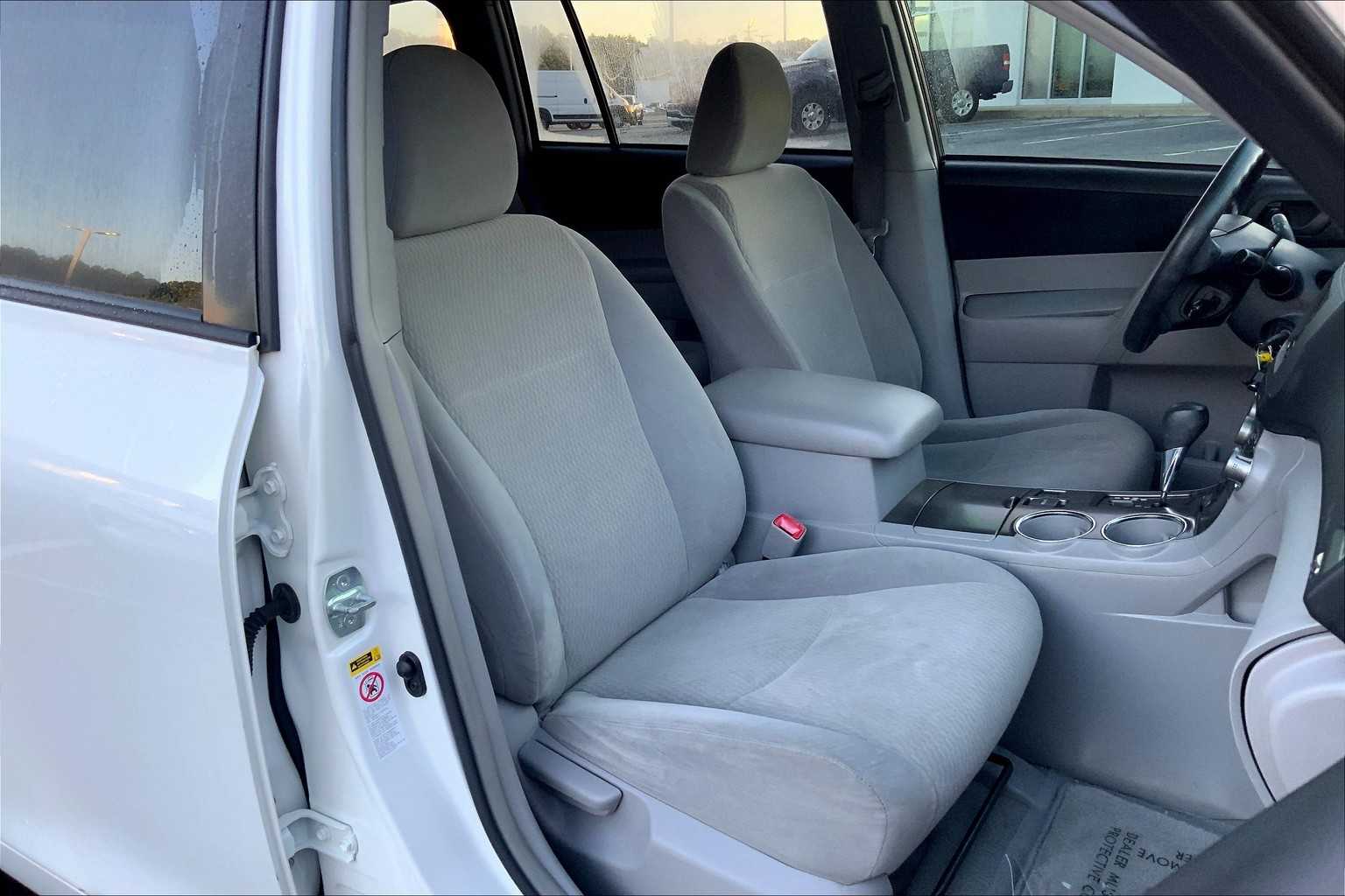 2010 Toyota Highlander Base photo 8