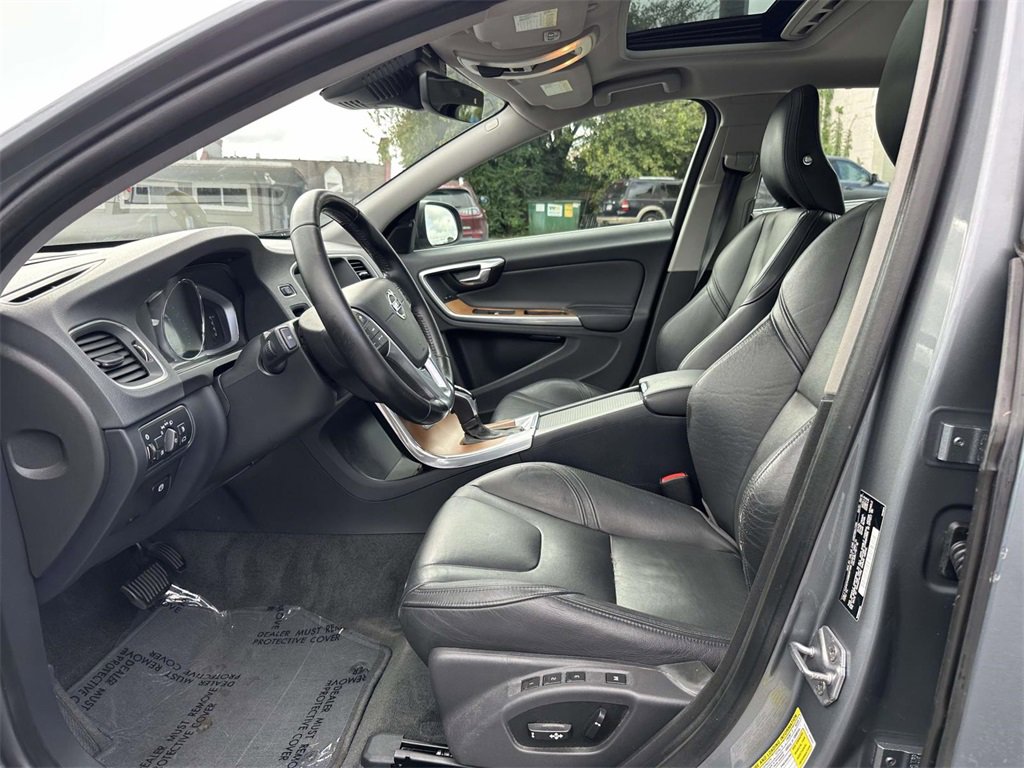 2016 Volvo S60 Inscription T5 Platinum AWD photo 14