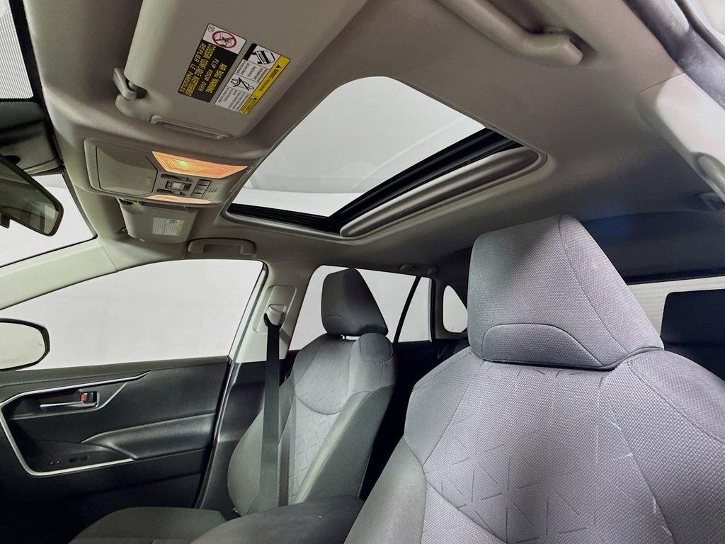 2020 Toyota RAV4 Hybrid XLE photo 16