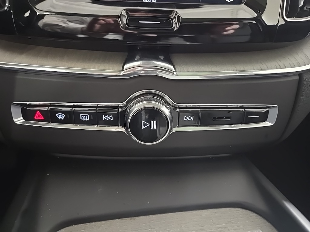 2025 Volvo XC60 B5 Plus photo 15