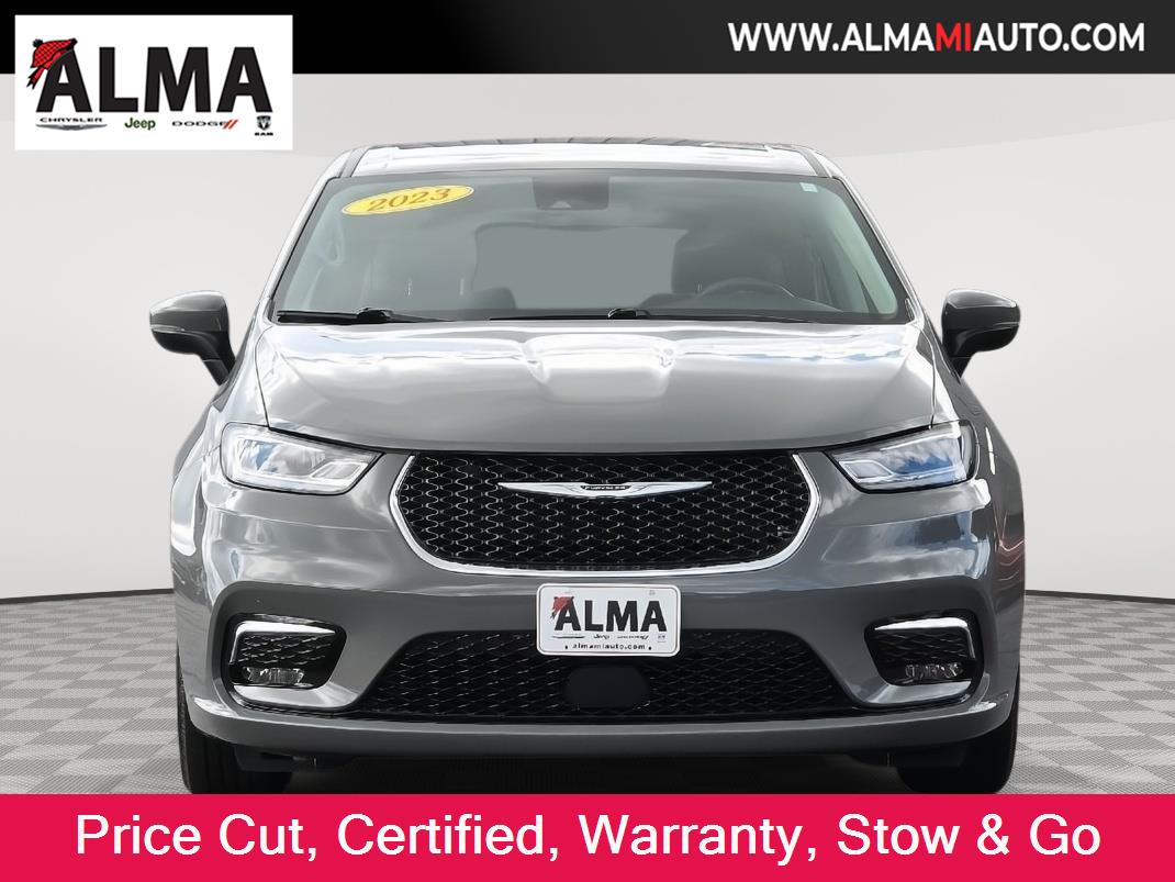 2023 Chrysler Pacifica Touring L's photo