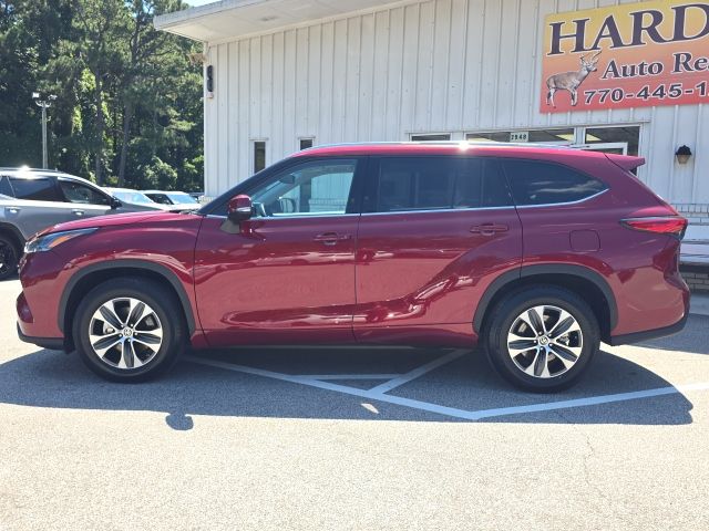 2021 Toyota Highlander XLE photo 2