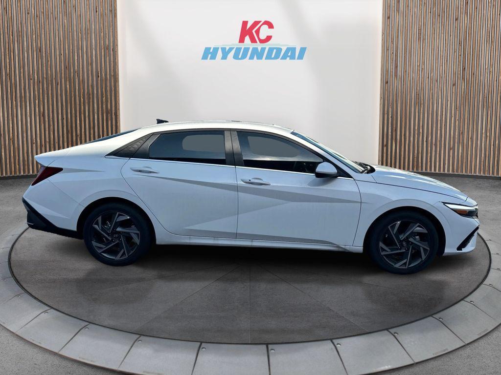 2025 Hyundai Elantra SEL Convenience photo 4