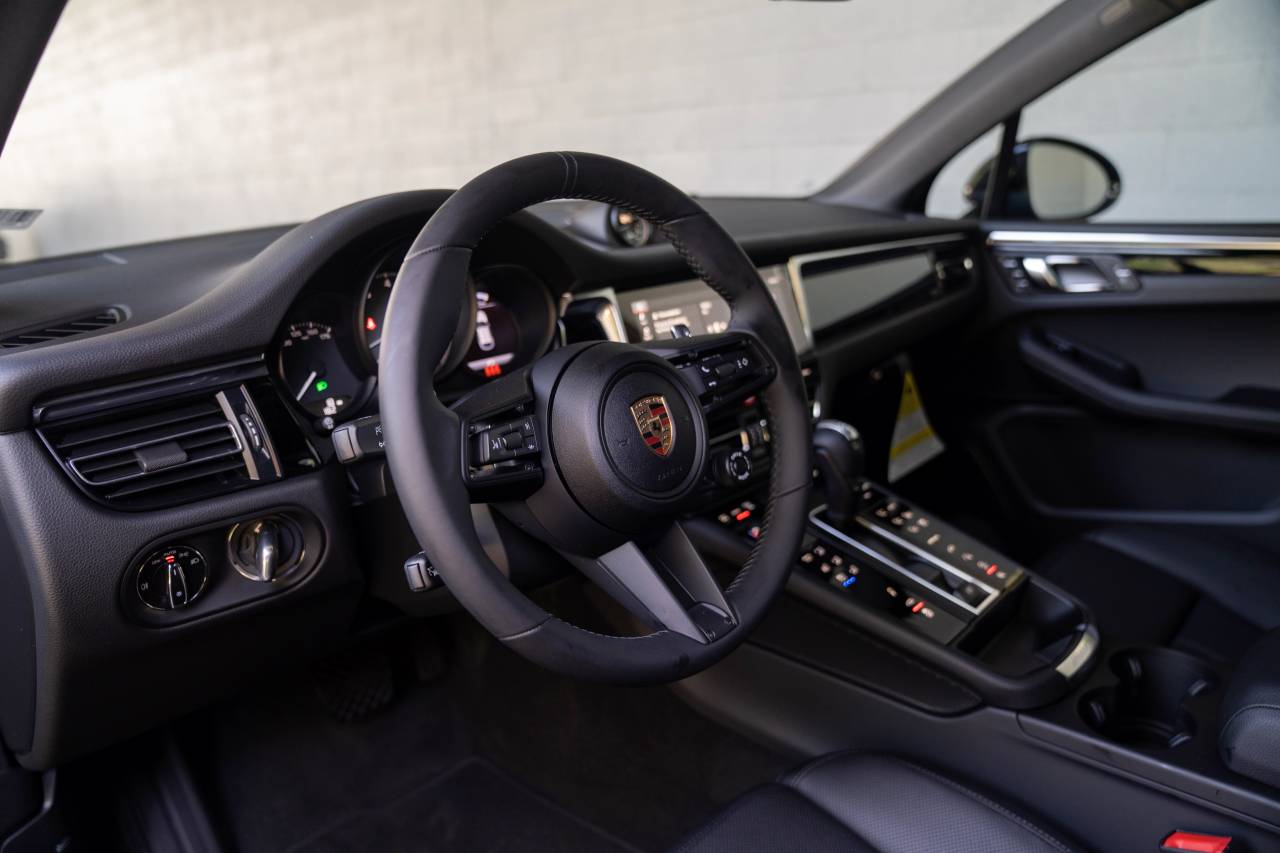 2025 Porsche Macan S photo 4