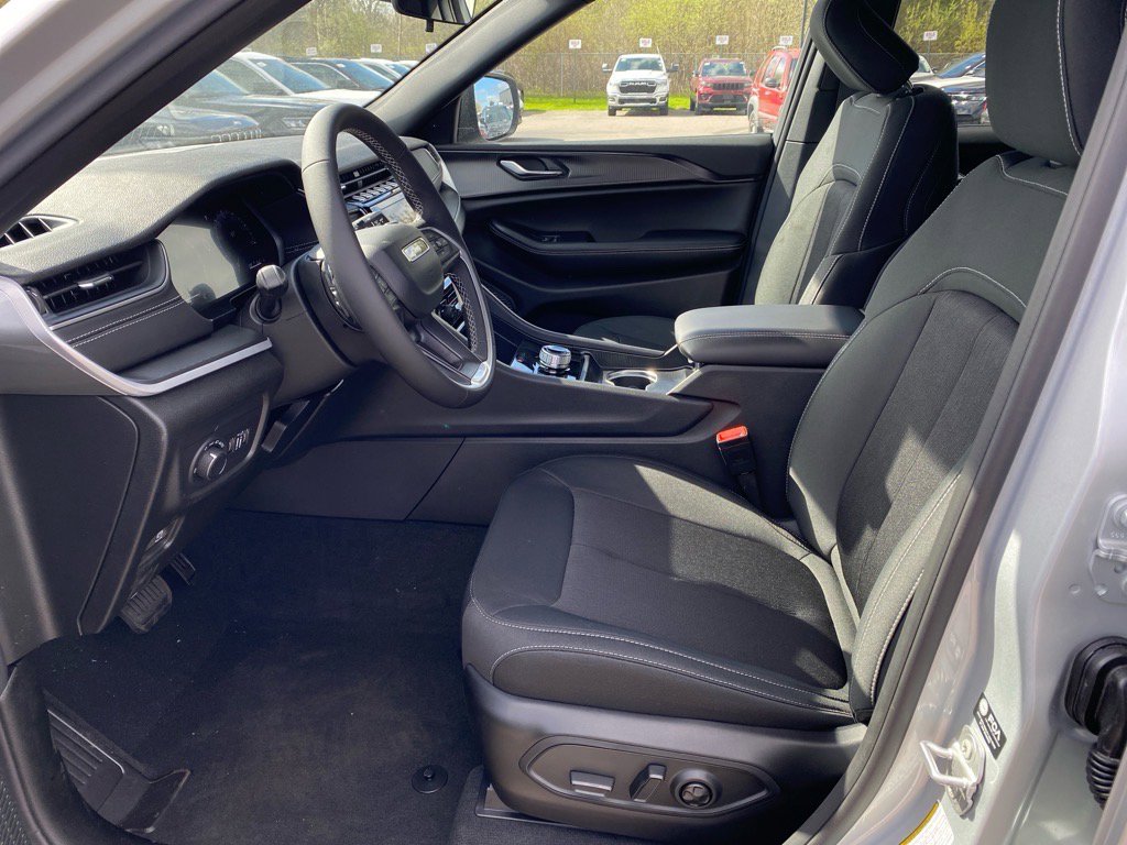 2025 Jeep Grand Cherokee Laredo X photo 5