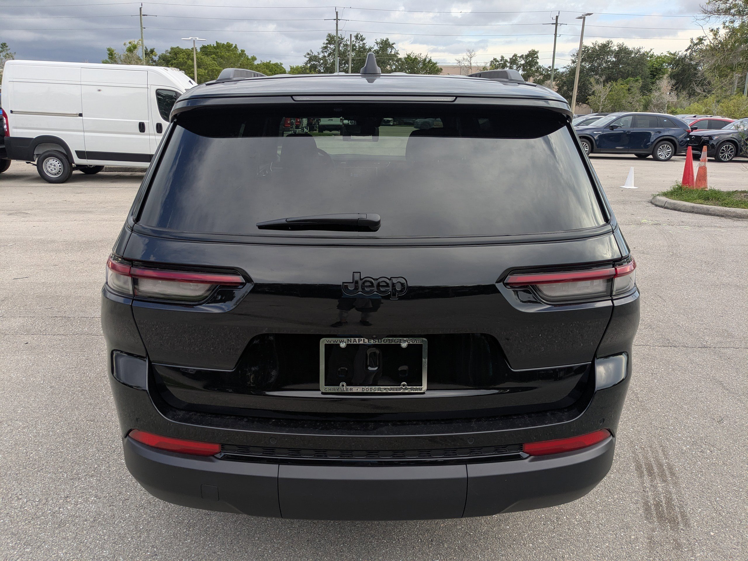 2025 Jeep Grand Cherokee Altitude photo 4