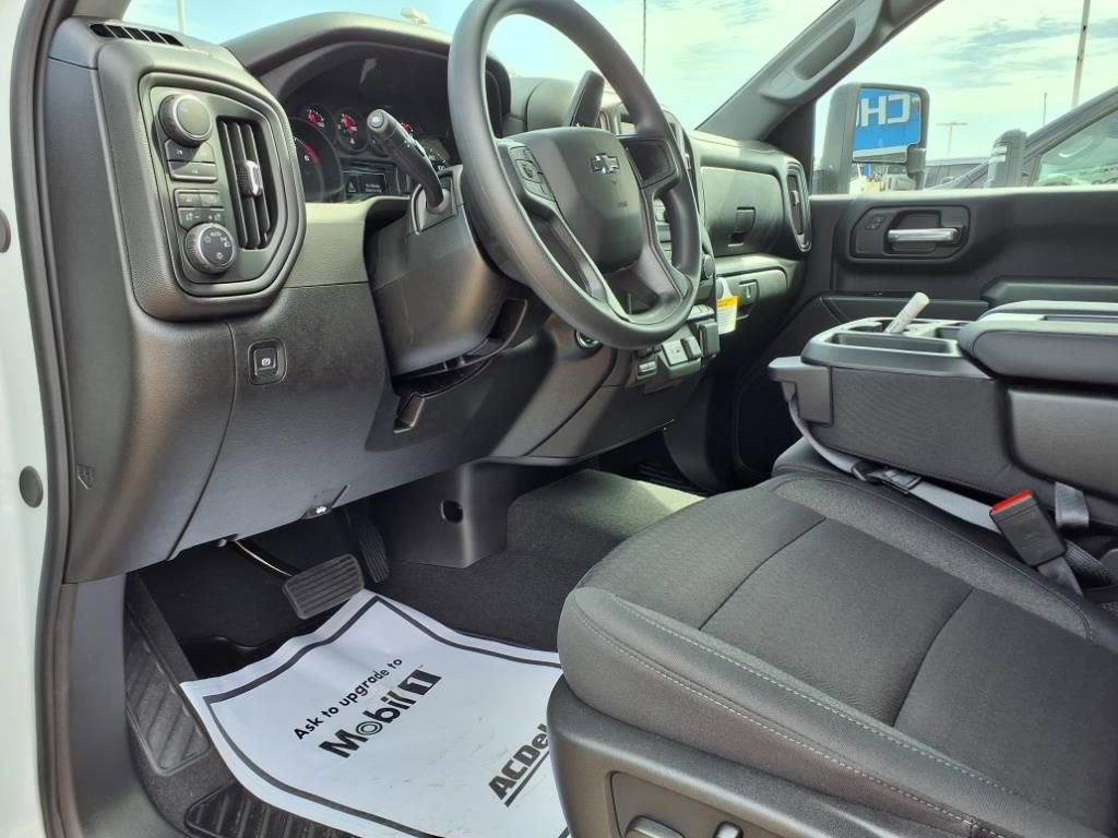 2025 Chevrolet Silverado 2500HD Custom photo 9