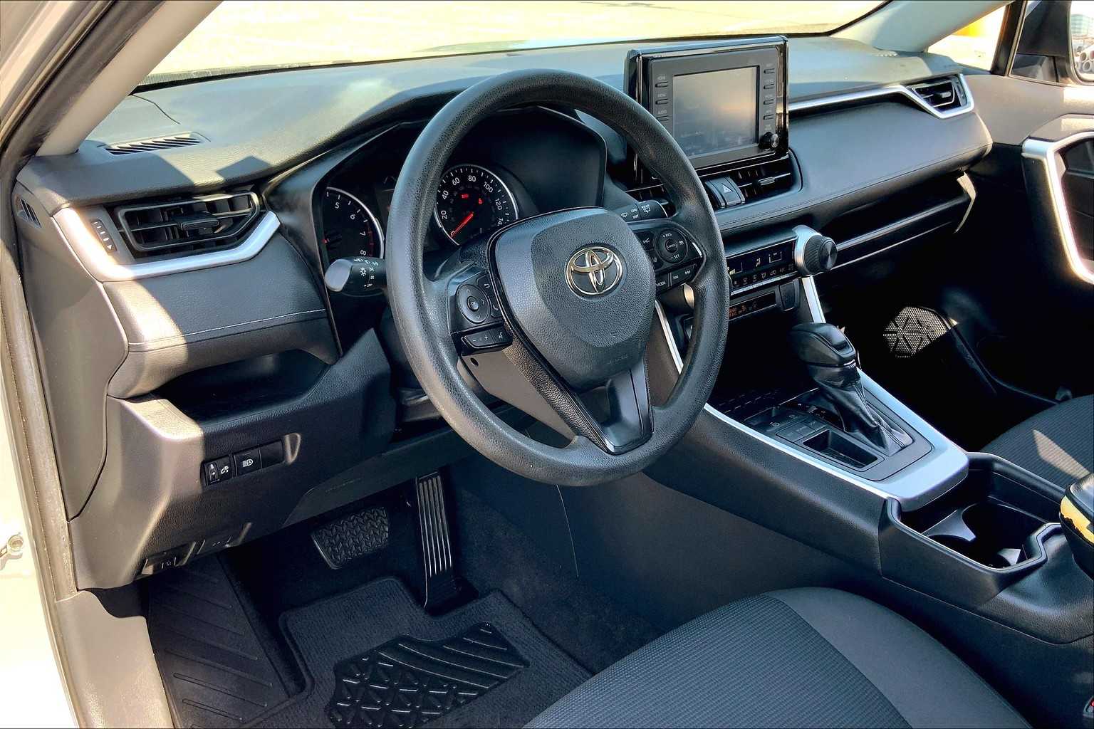 2019 Toyota RAV4 LE photo 16