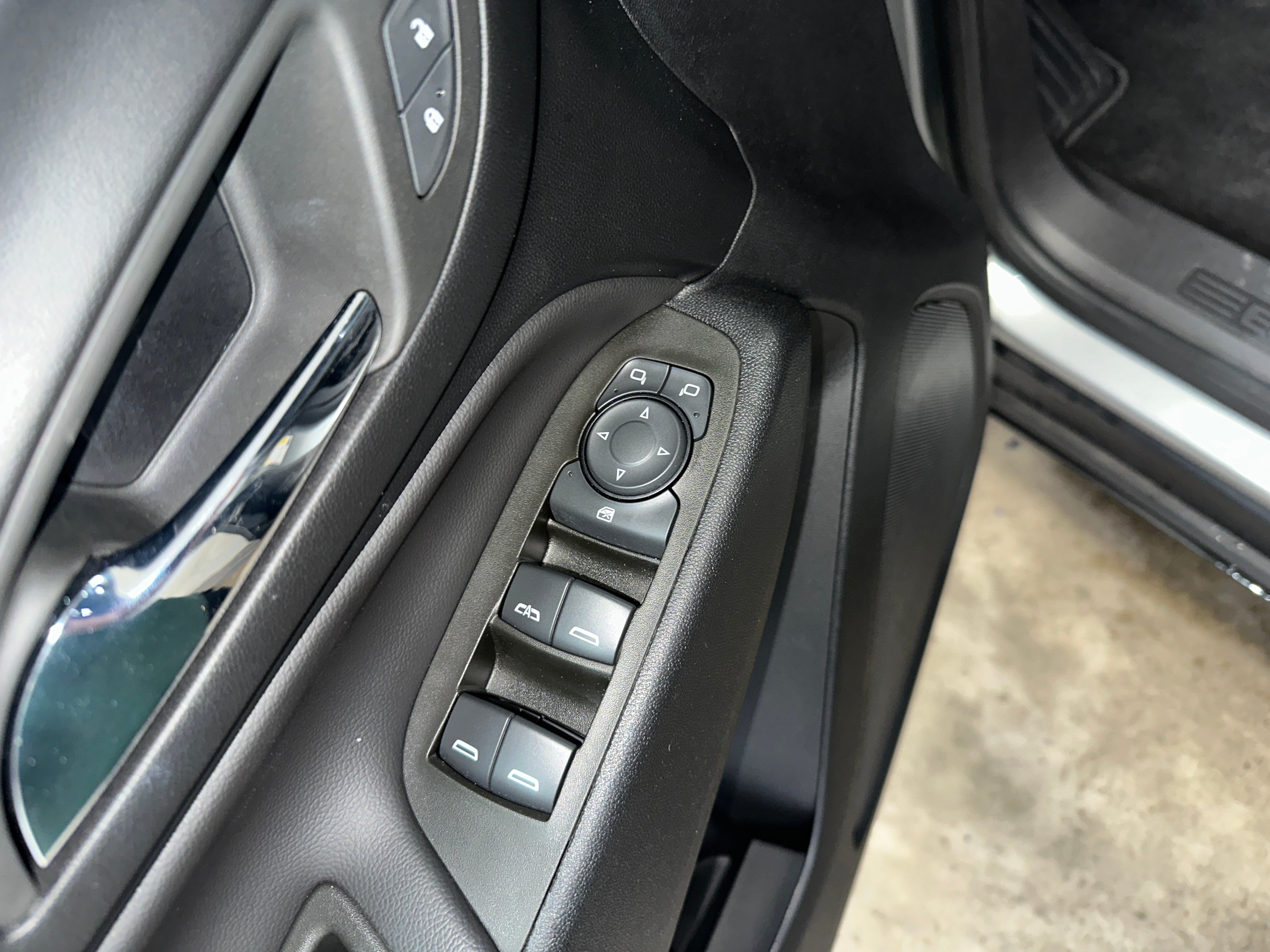 2023 Chevrolet Equinox LT photo 2