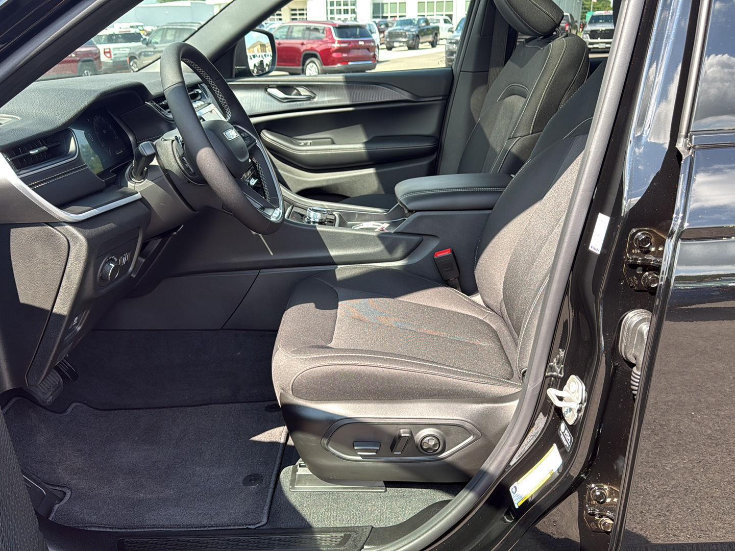 2025 Jeep Grand Cherokee Laredo X photo 10