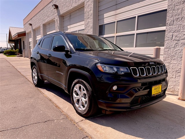 2024 Jeep Compass Latitude photo 2