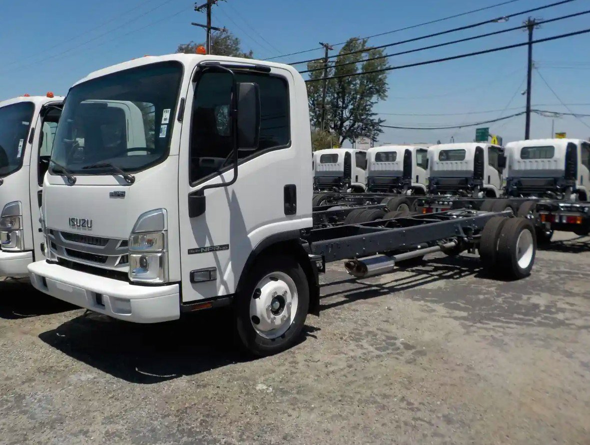2024 Isuzu NPR photo 2