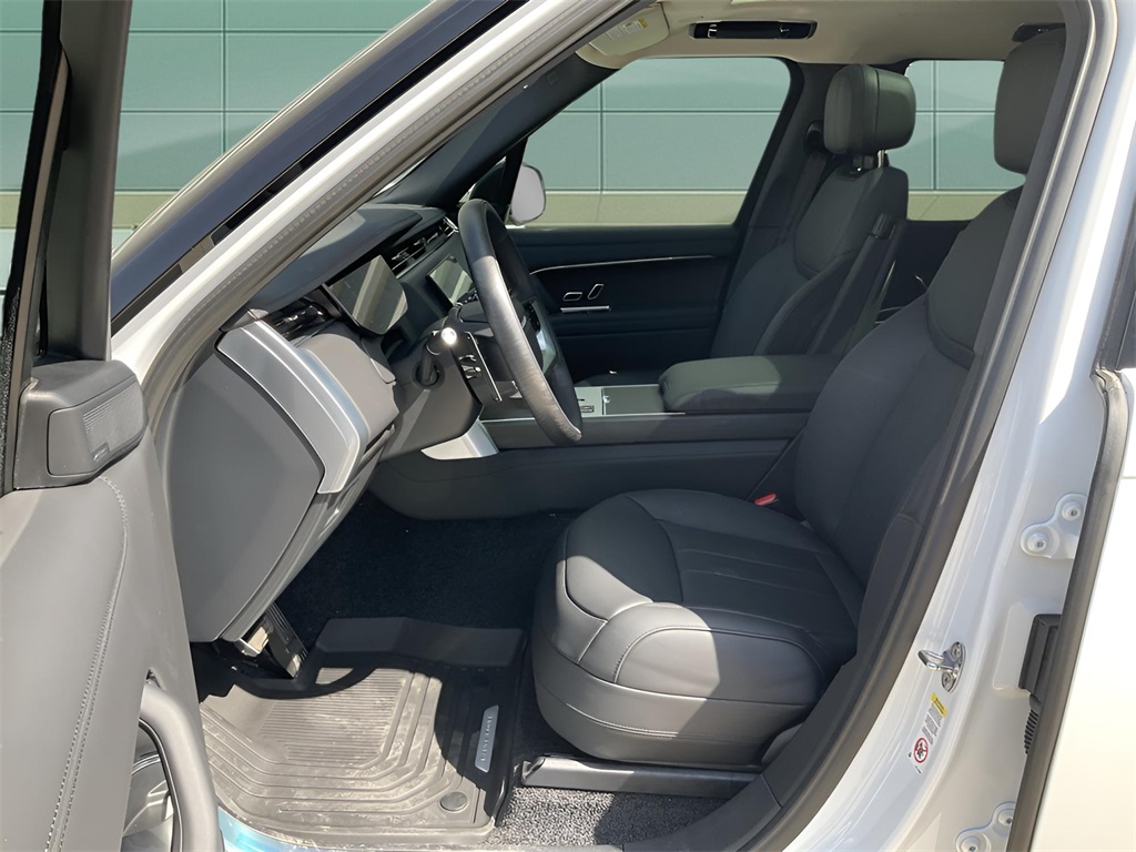 2025 Land Rover Range Rover SE photo 13