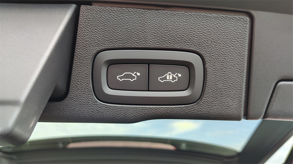 2026 Volvo XC60 B5 Plus photo 31