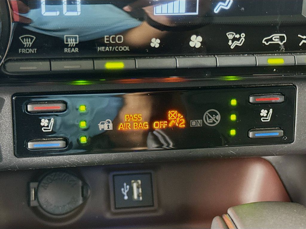 2024 Toyota RAV4 Hybrid Limited photo 18