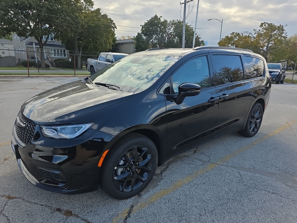 2026 Chrysler Pacifica photo 3