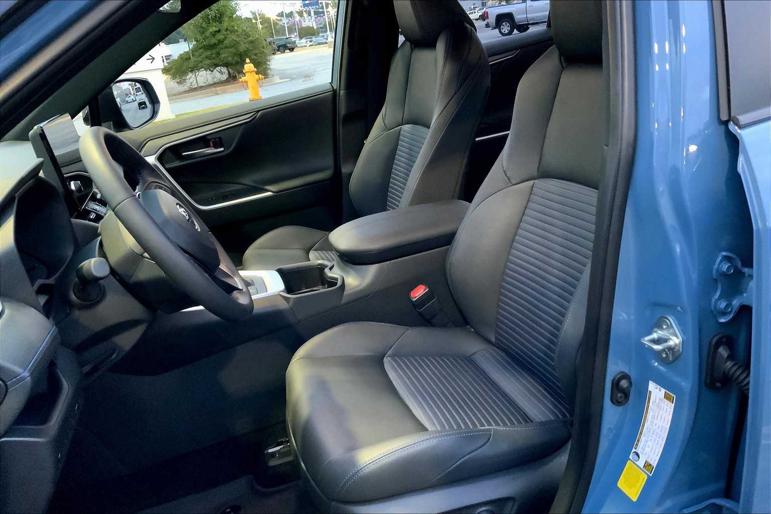 2025 Toyota RAV4 Hybrid XSE photo 7