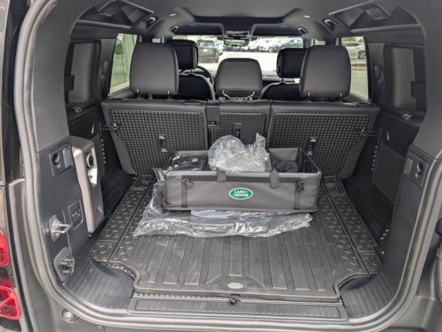 2025 Land Rover Defender 110 X-Dynamic SE photo 30