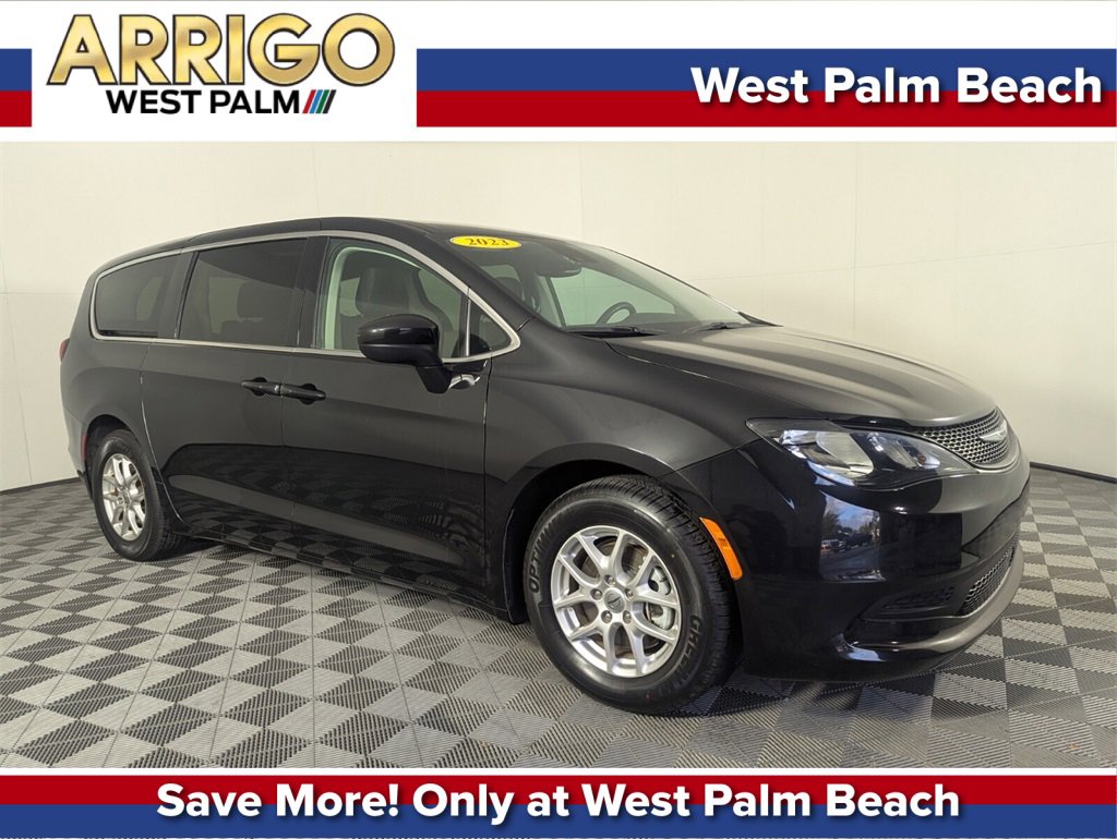 Pre-Owned 2023 Chrysler Voyager LX FWD Mini-van, Passenger's photo