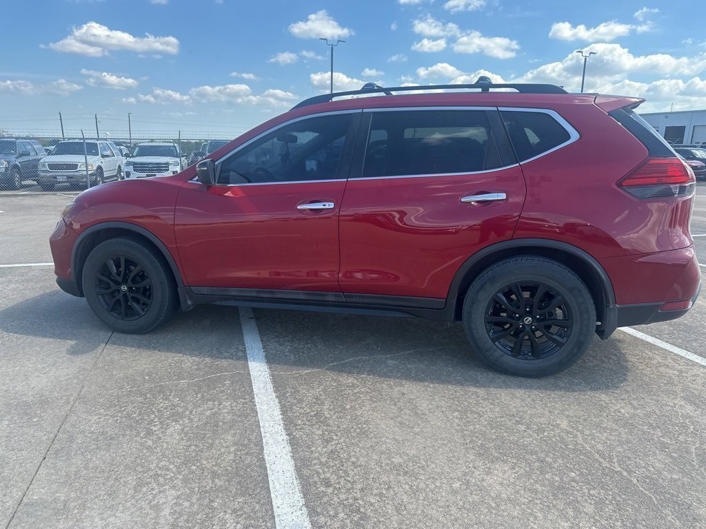 2017 Nissan Rogue SV photo 2