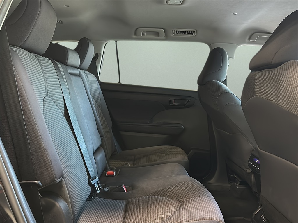 2021 Toyota Highlander L photo 18