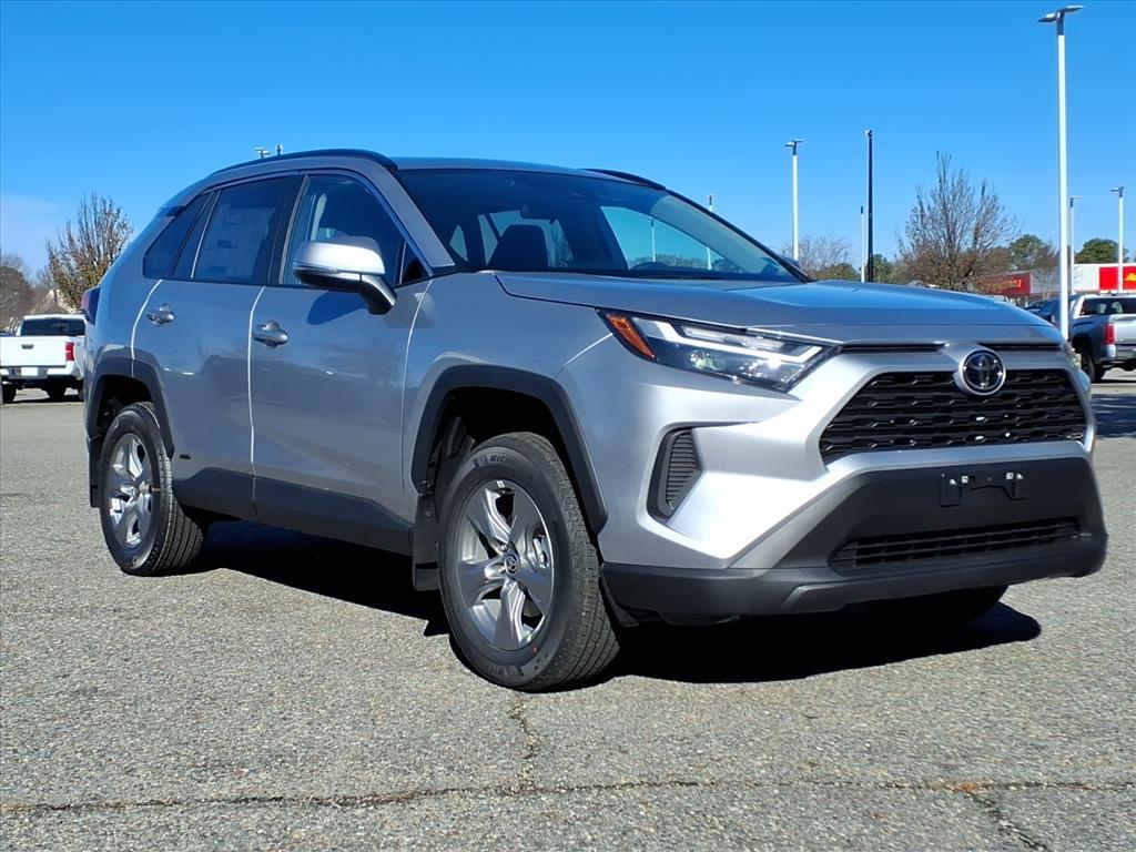 2025 Toyota RAV4 XLE's photo
