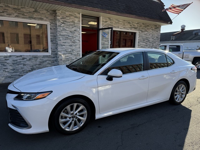 2023 Toyota Camry LE's photo