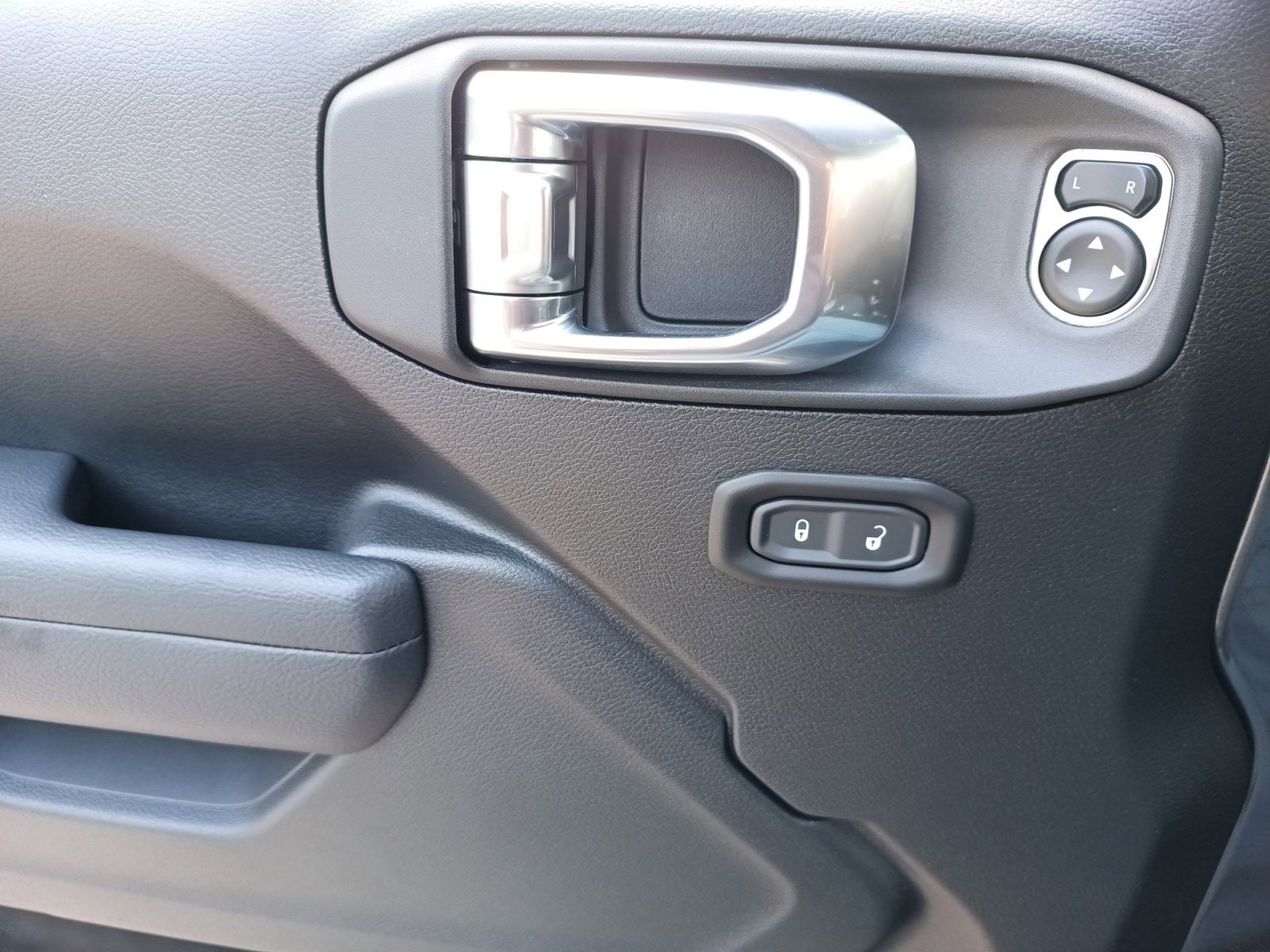 2025 Jeep Wrangler photo 24
