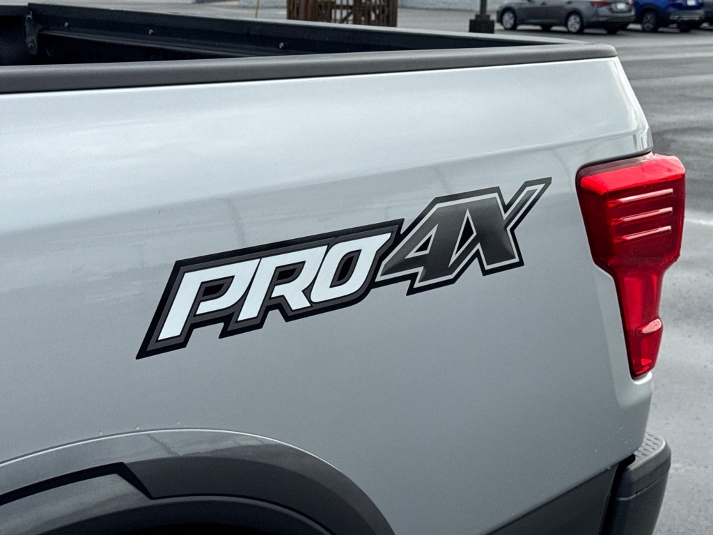 2019 Nissan Titan PRO-4X Crew Cab photo 28
