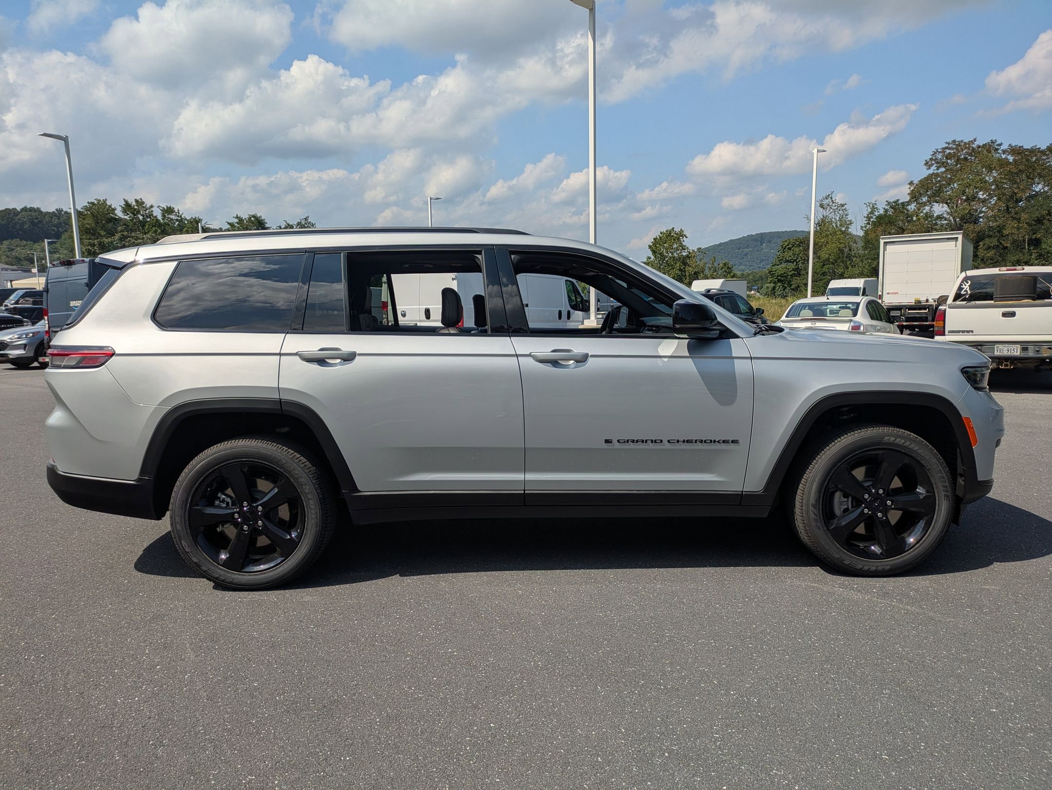 2025 Jeep Grand Cherokee Altitude X photo 2