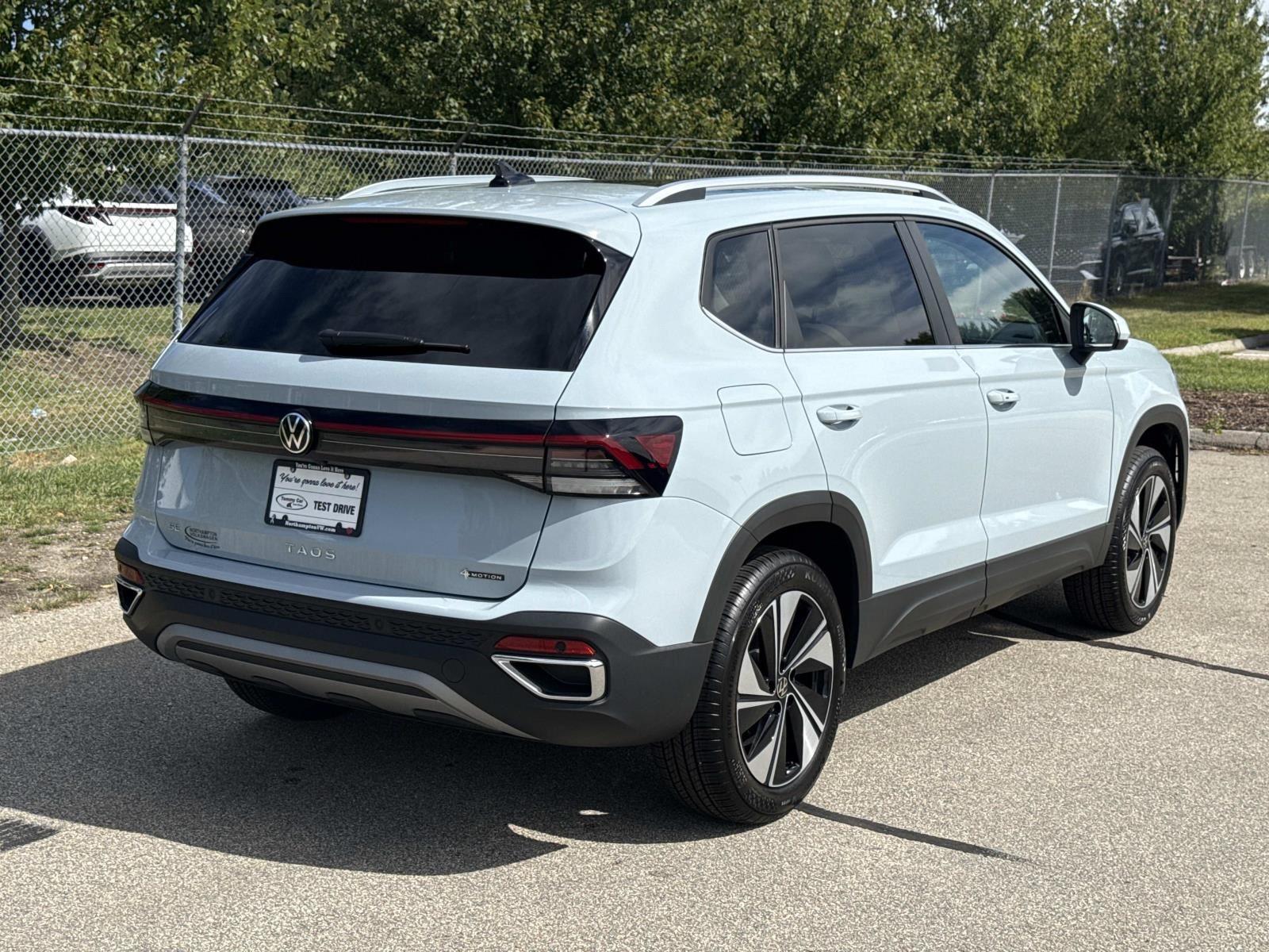 2025 Volkswagen Taos SE photo 4