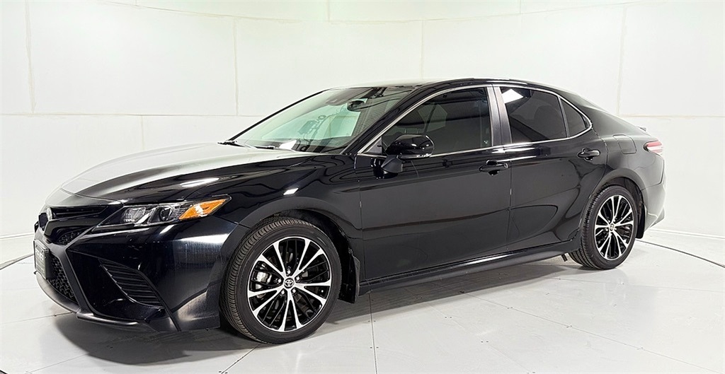 2020 Toyota Camry SE photo 7