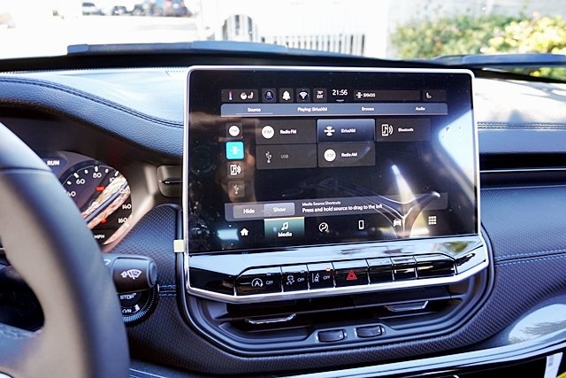 New 2026 Bright White Clear-Coat Exterior Paint Jeep Latitude image 28