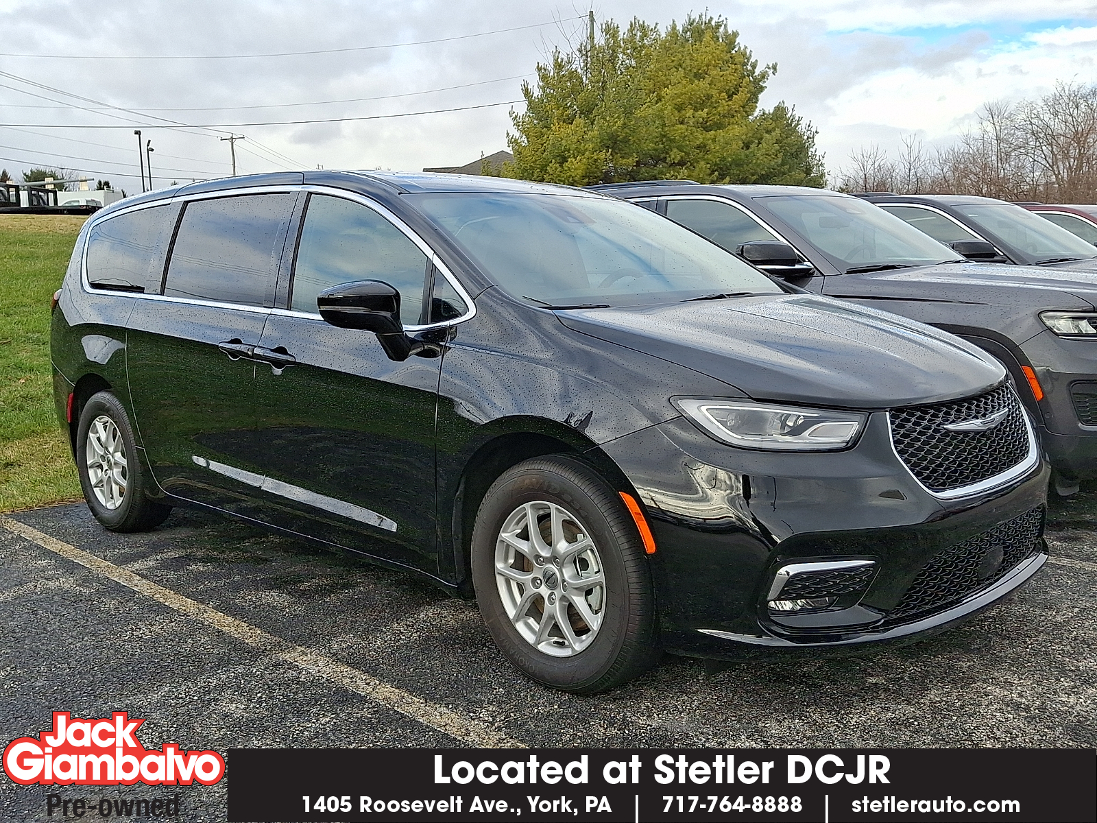 2025 Chrysler Pacifica Select's photo