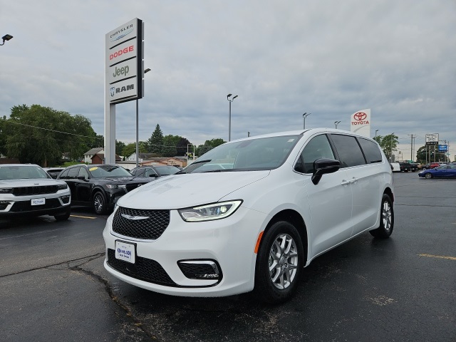 2026 Chrysler Pacifica photo 4