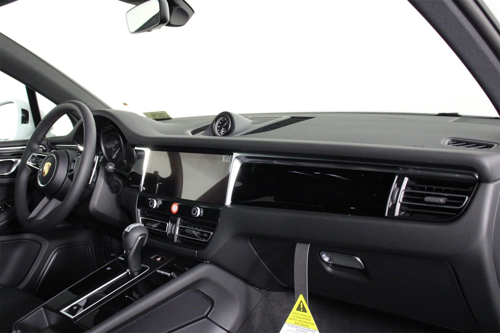 2025 Porsche Macan T photo 15