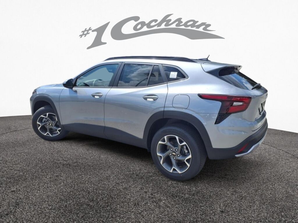 2025 Chevrolet Trax LT photo 4
