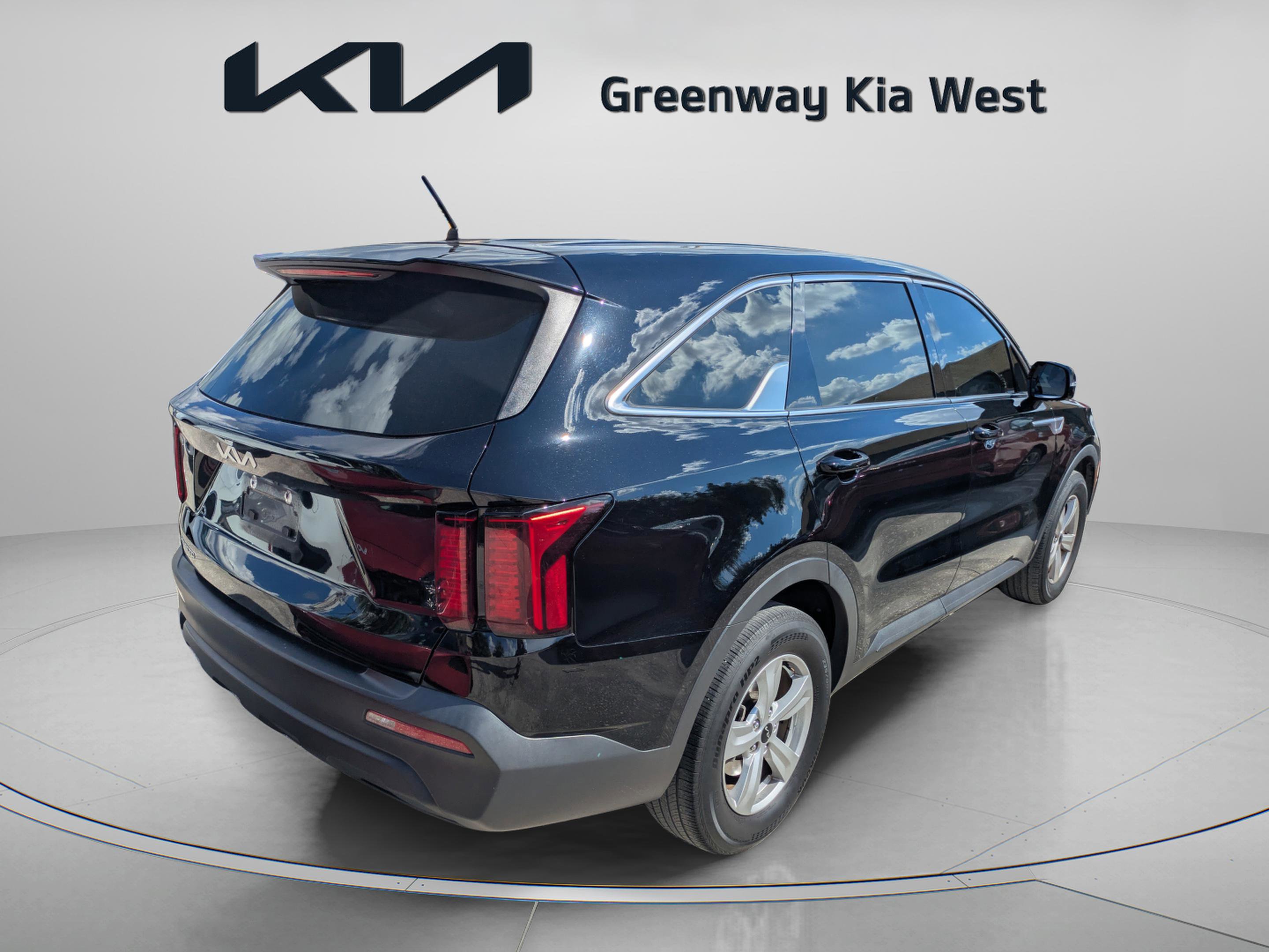 2023 Kia Sorento LX photo 4