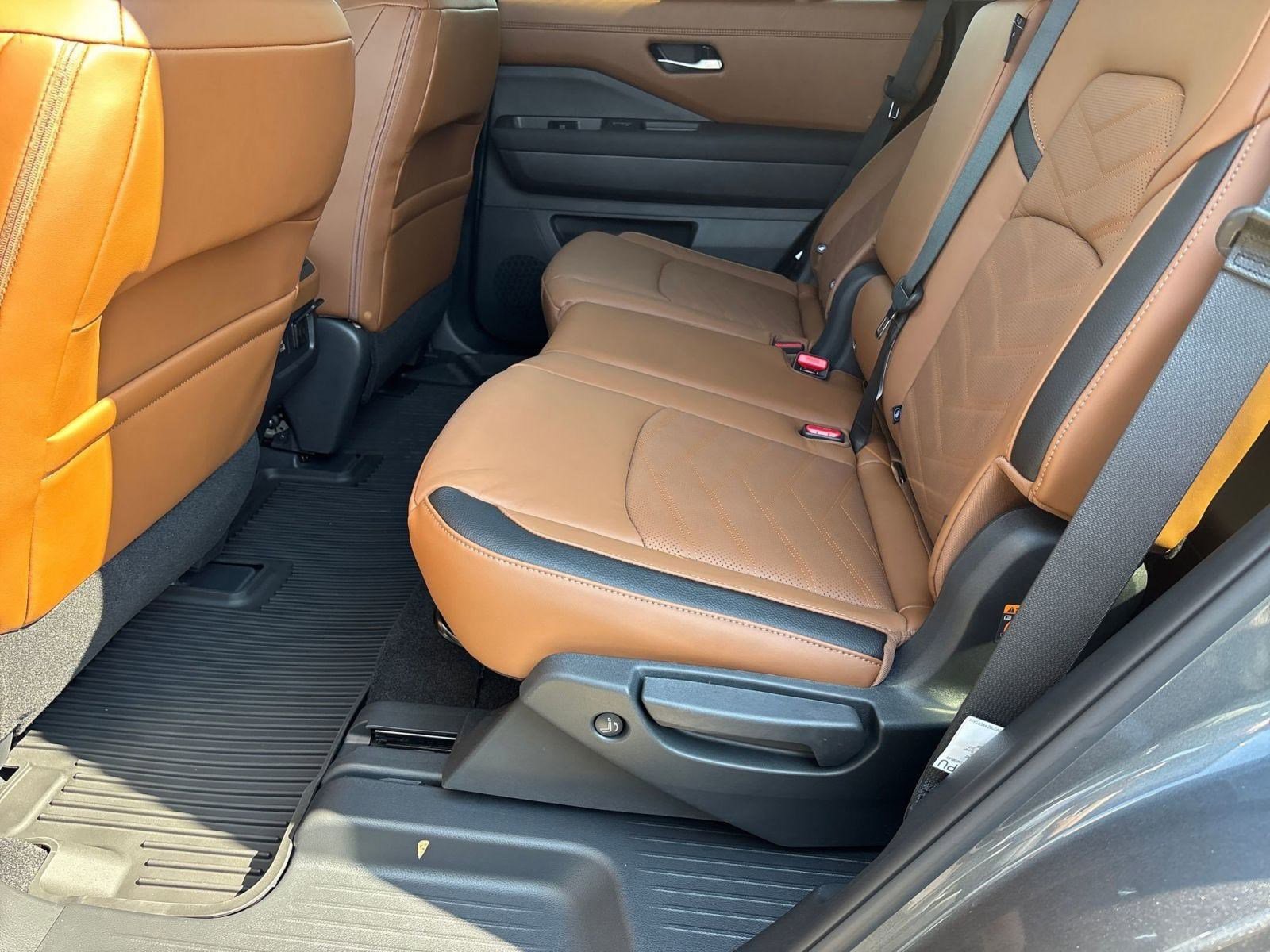 2025 Nissan Pathfinder Platinum photo 16