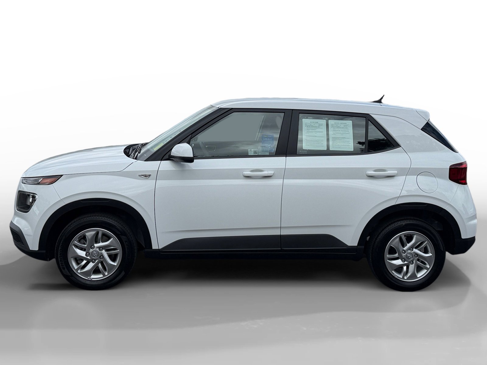 2025 Hyundai Venue SE photo 2