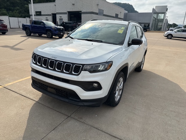 2024 Jeep Compass Latitude photo 2