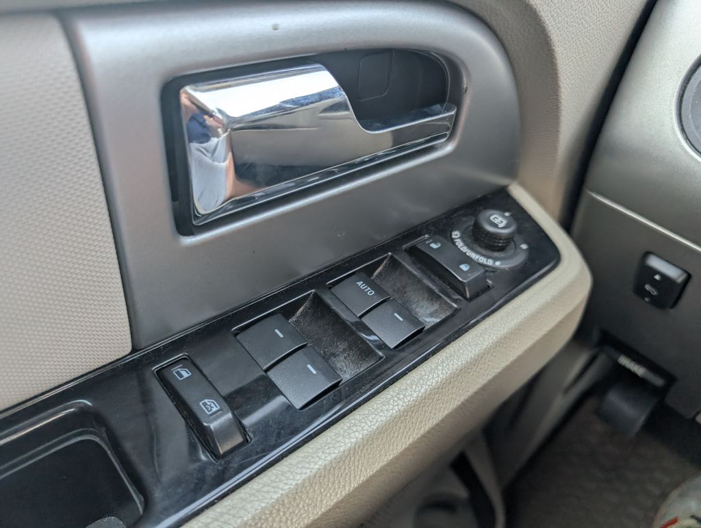 2013 Ford Expedition Limited photo 9