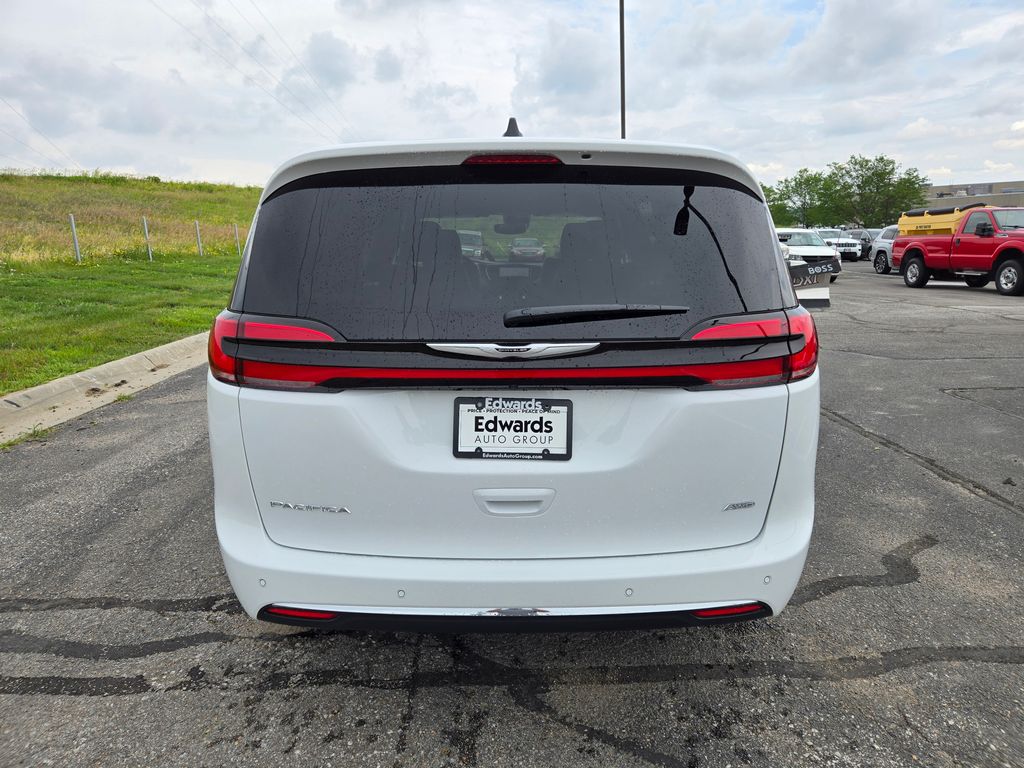 2025 Chrysler Pacifica photo 4