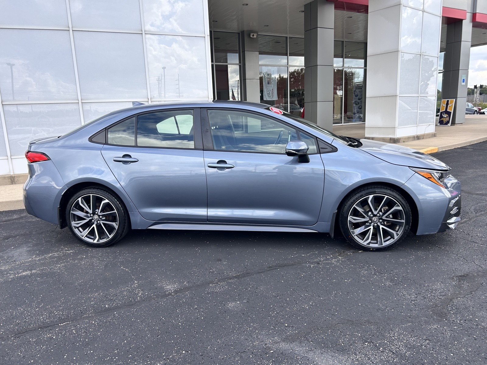 2020 Toyota Corolla SE photo 2