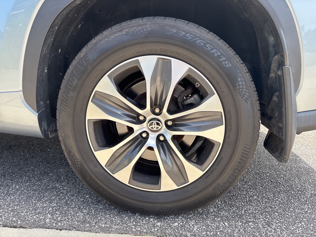 2021 Toyota Highlander XLE photo 10