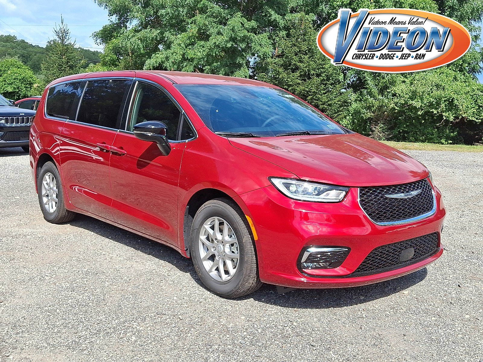 2026 Chrysler Pacifica Select's photo