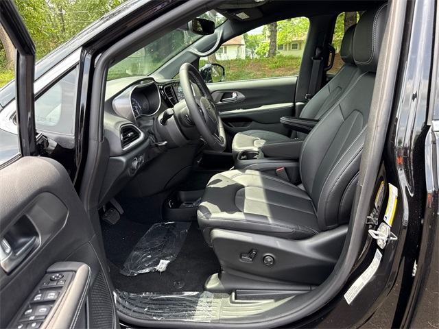 2025 Chrysler Voyager LX photo 10