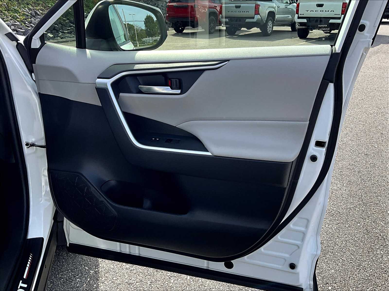 2021 Toyota RAV4 XLE photo 12