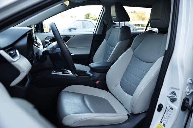 2021 Toyota RAV4 XLE Premium photo 19